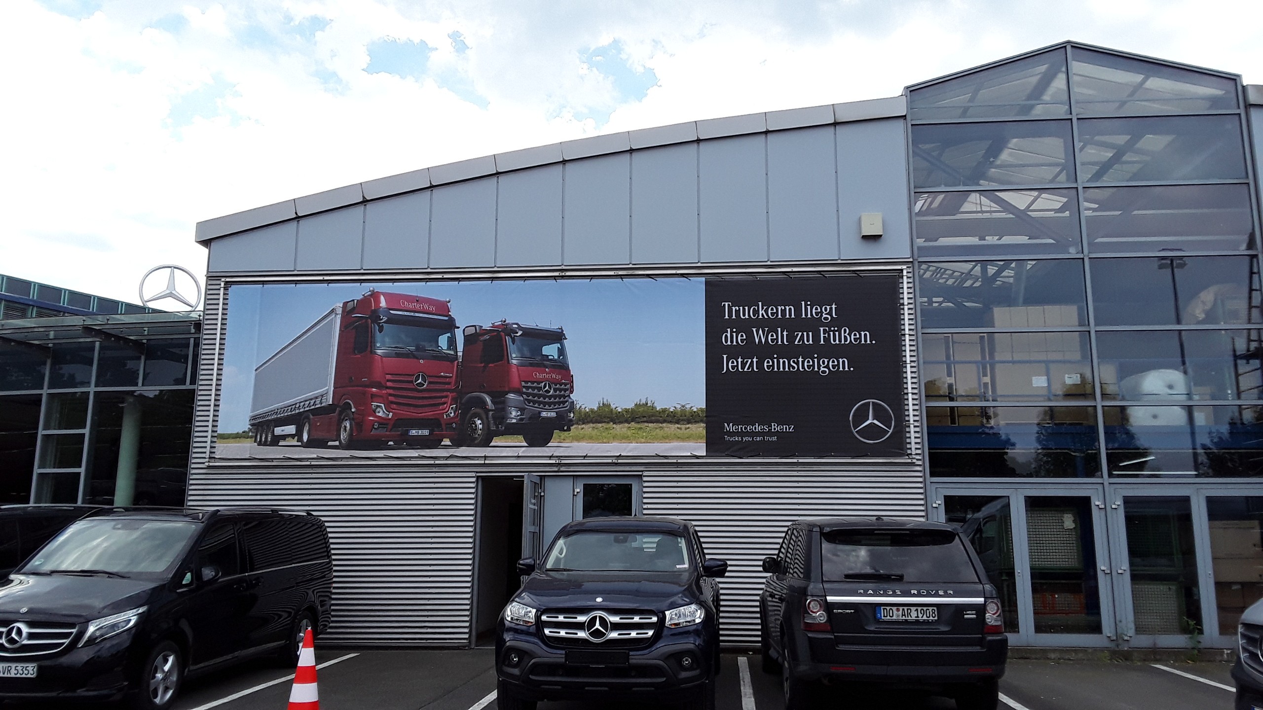 Werbetechnik_Banner Mercedes-Benz_Design I Montage Schauwerbung Mennicken