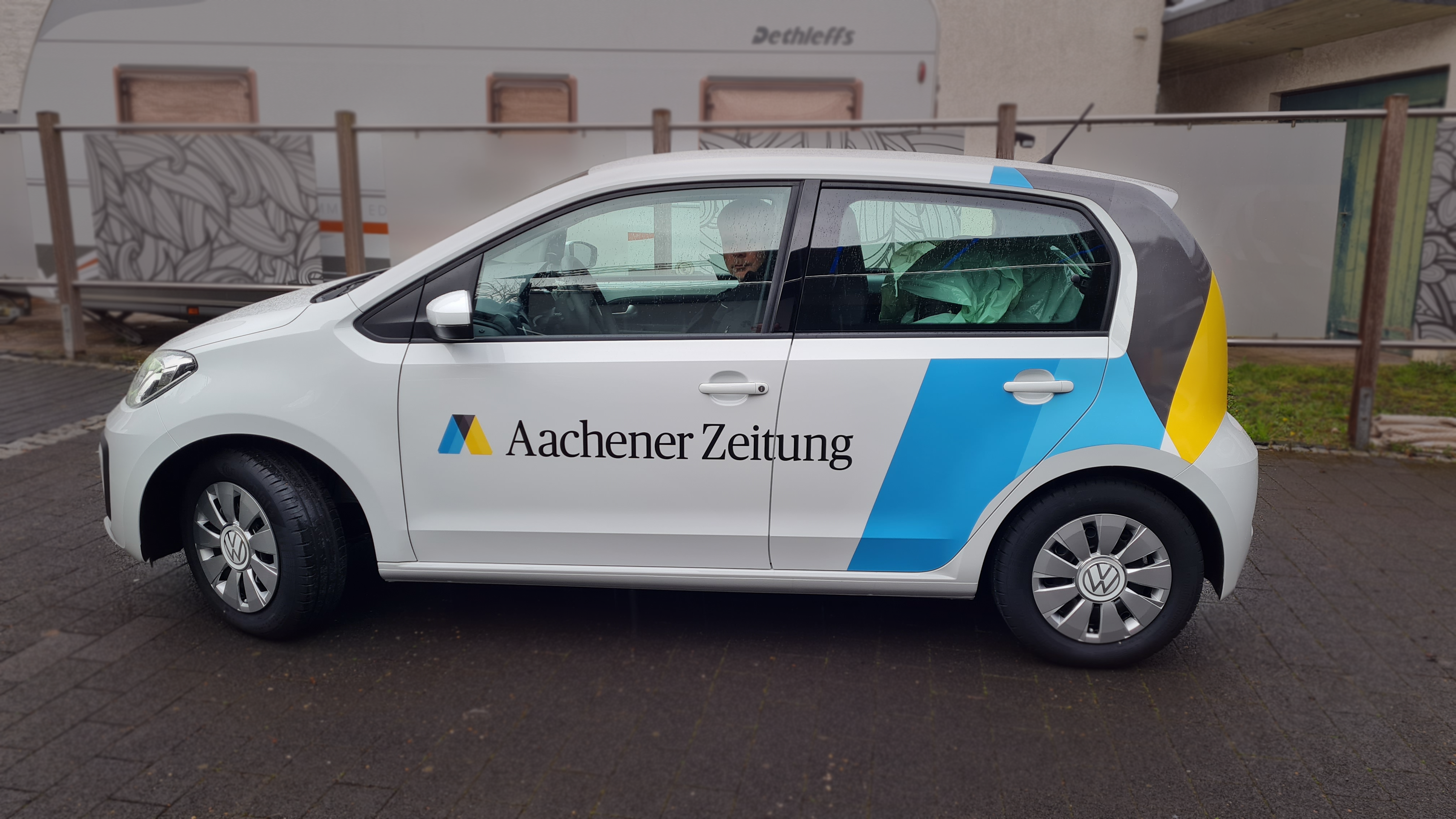 Fahrzeugbeklebung_Aachener Zeitung_Schauwerbung Mennicken